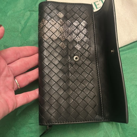 Bottega Veneta Black and Brown Woven Wallet - Picture 8 of 10